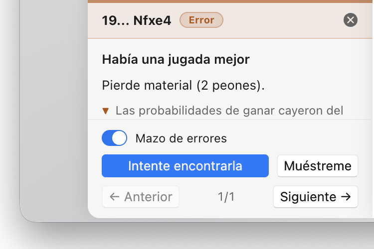 Una revisión de partida que marca 19... Nfxe4 como imprecisión que pierde dos peones de material y reduce las posibilidades de ganar un 35 %, con un interruptor de «Mazo de errores» y un botón para intentar encontrar la jugada mejor.