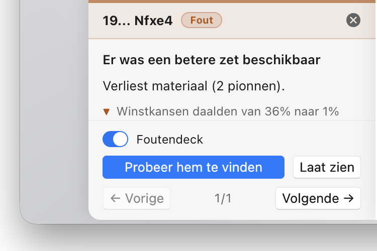 Een partijnabespreking die 19... Nfxe4 markeert als onnauwkeurigheid die twee pionnen materiaal kost en de winstkansen met 35% verlaagt, met een schakelaar voor het Foutendeck en een knop om zelf de betere zet te zoeken.