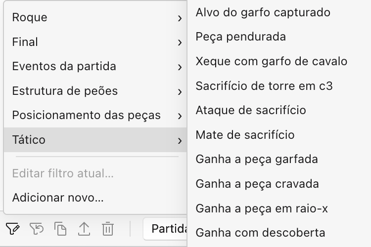 O menu de filtros aberto em “Tático”, listando filtros de motivos como “Ganha a peça cravada”, “Ganha a peça em raio-x”, “Xeque com garfo de cavalo” e “Xeque descoberto”, ao lado de categorias para “Estrutura de peões”, “Posicionamento das peças”, “Final” e “Roque”.